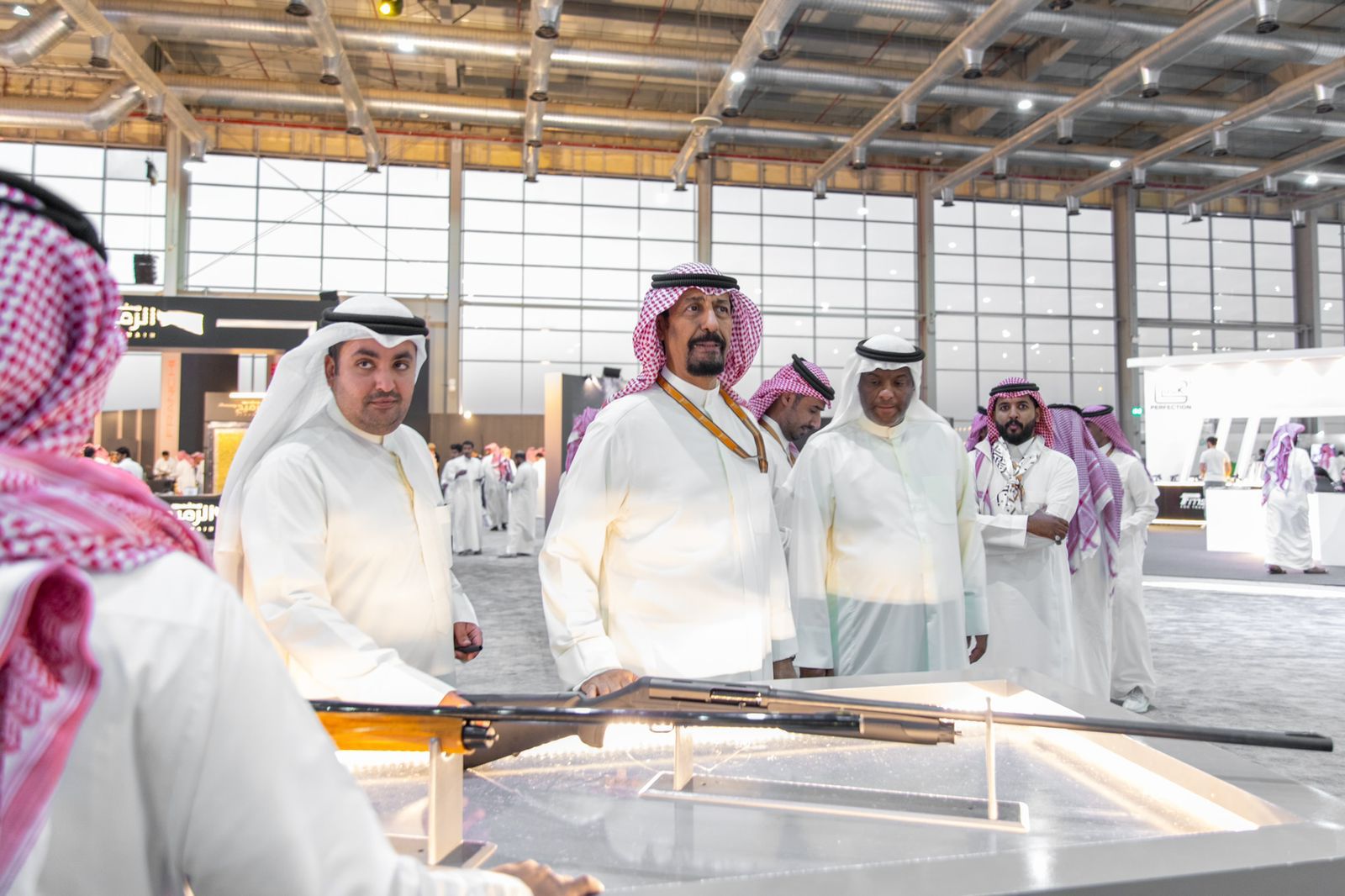 السفير الكويتي يزور معرض الصقور والصيد السعودي الدولي ويشيد بتميزه